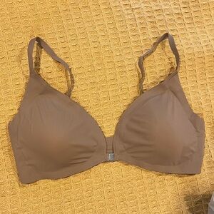 Super soft removable pads front clasp